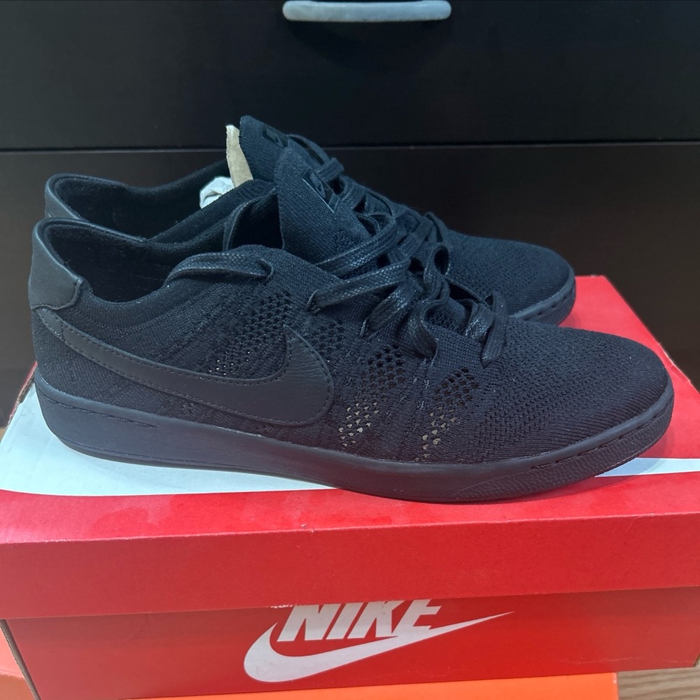Men’s size 10 Nike tennis ultra flyknit - new w/box triple black - ultra rare!